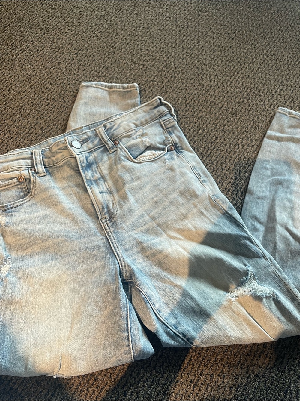 Light Wash Women’s Distressed Jeans